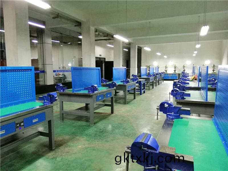 現代(dai)鉗(qian)工實(shi)訓(xun)室(shi)