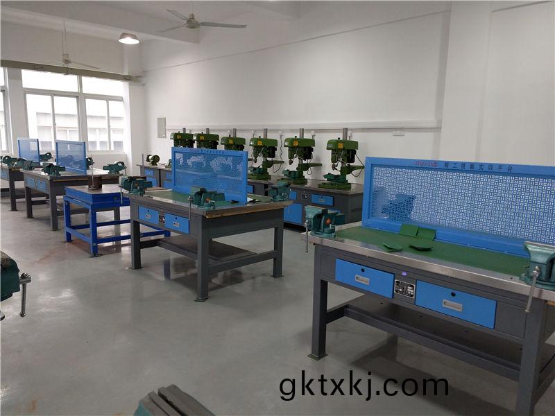 現(xian)代(dai)鉗(qian)工(gong)實訓室