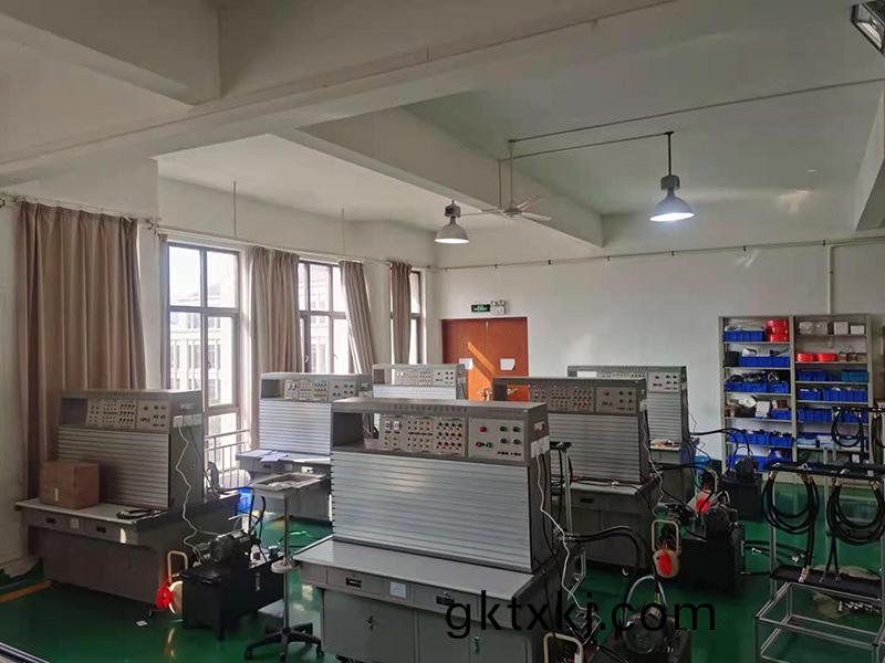 液(ye)壓(ya)與(yu)氣動(dong)實(shi)訓室(shi)